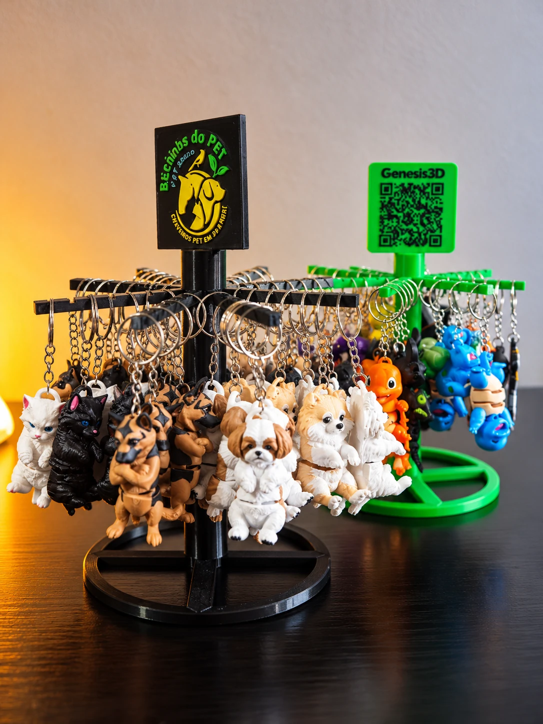 Expositores Gênesis 3D com chaveiros de animais e personagens